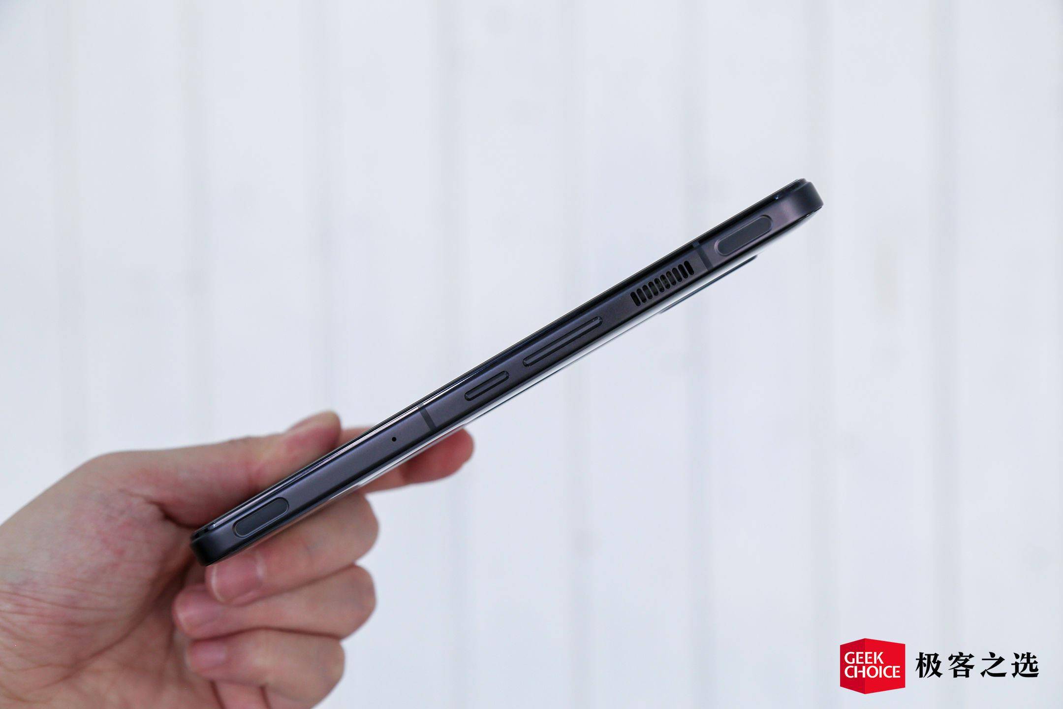 红魔 7 Pro 体验：首款屏下摄像游戏手机，方向对了