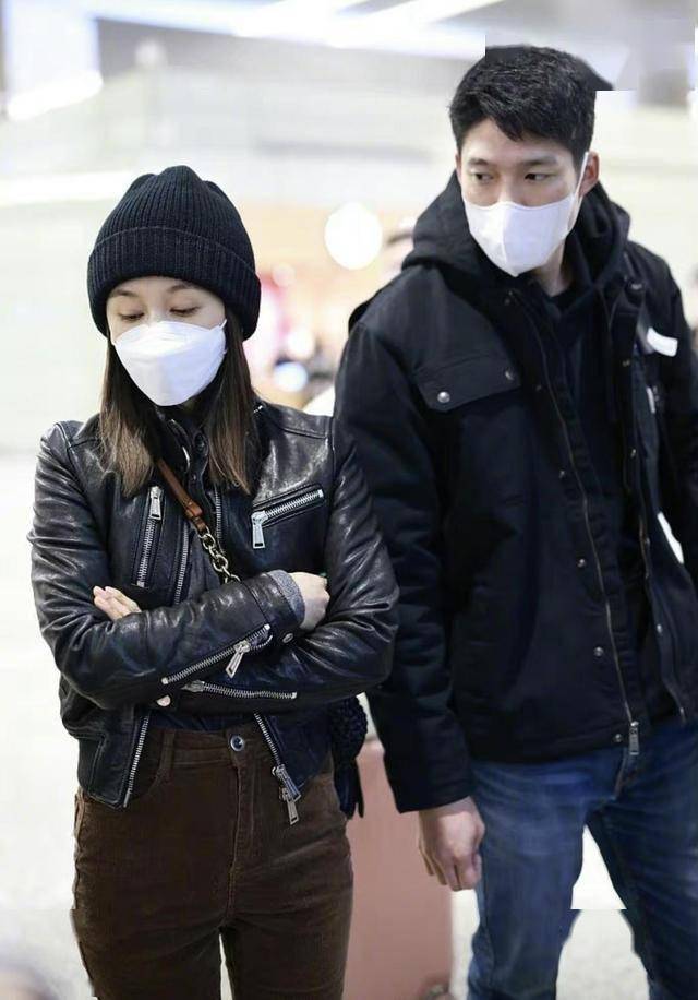 吴永恩携爱侣现身,王子文皮衣男毛绒帽,网友:恋爱的