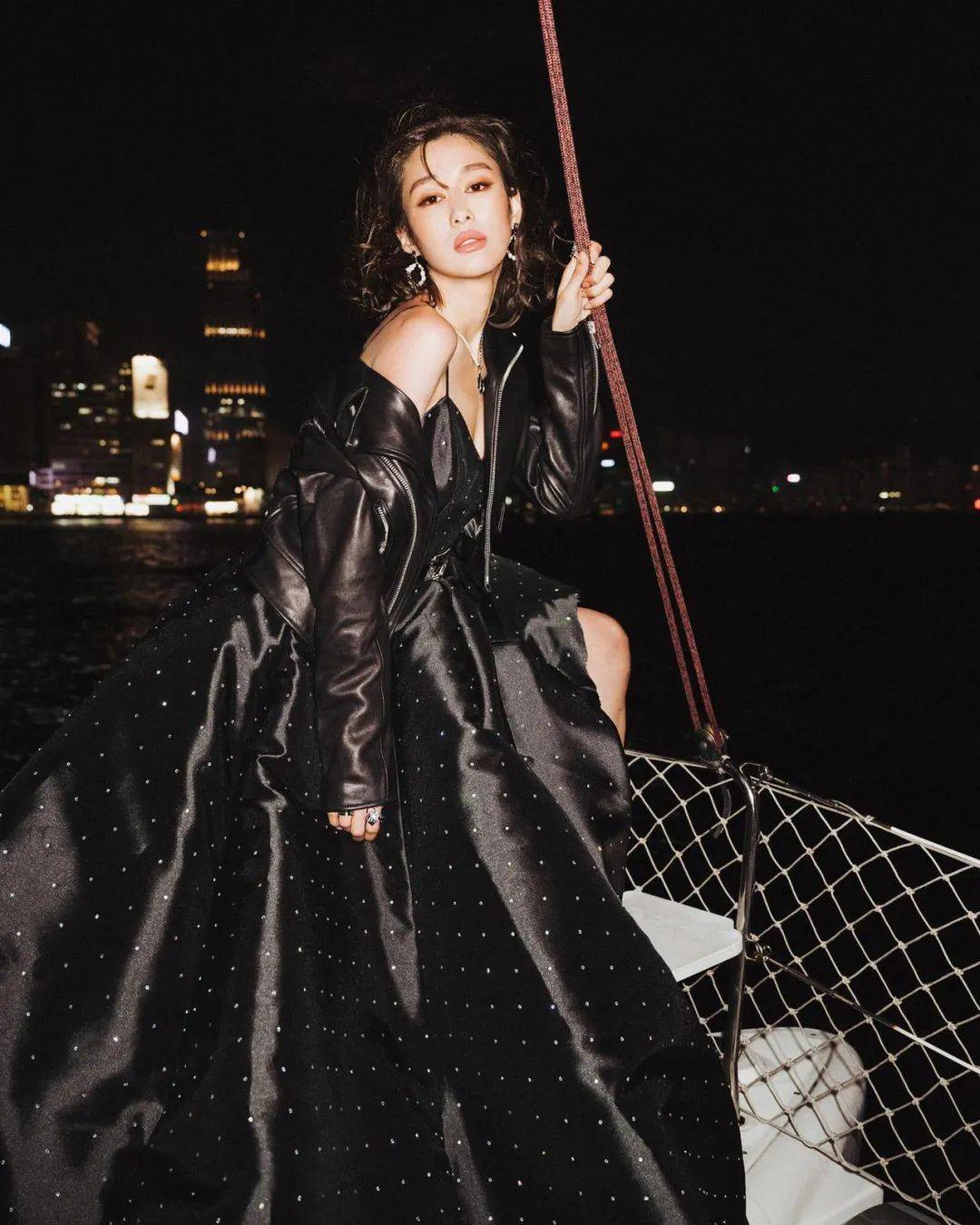 走名模路线岑丽香大晒黑色性感礼服写真被赞神秘又冷艳