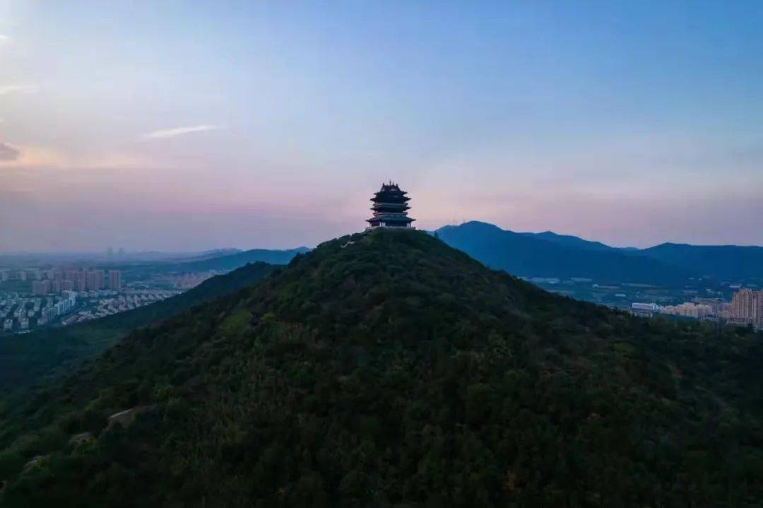 仁皇山顶的仁皇阁,气势恢宏,登阁远眺湖州胜景可一览无遗.