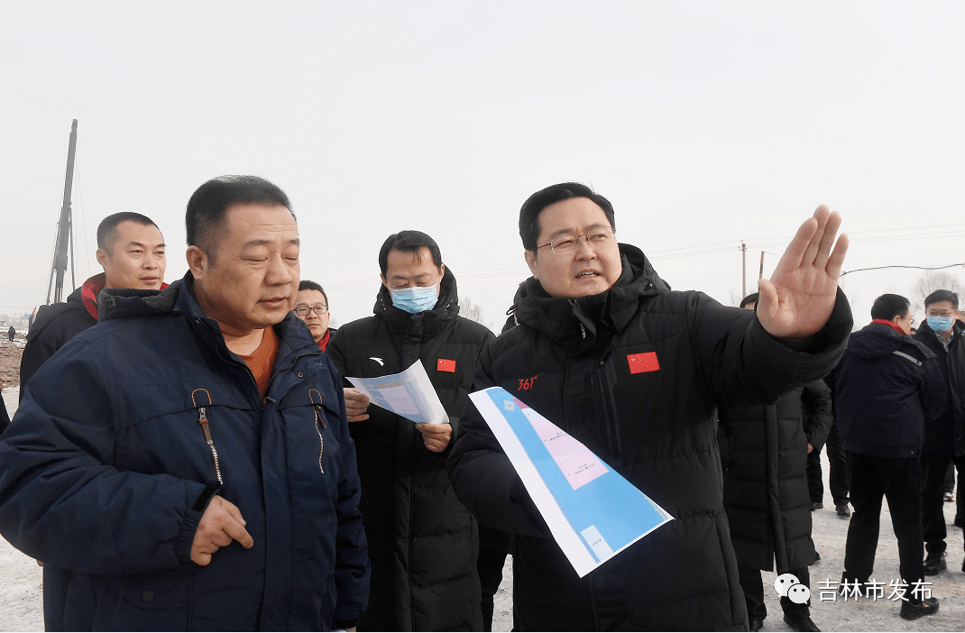 市长王路(右前一)在吉林建龙钢铁120万吨冷轧工程项目地,实地踏查"三