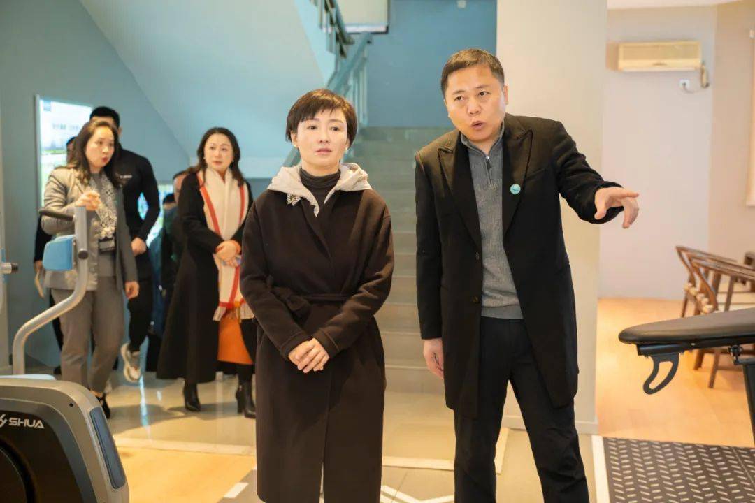 重庆市渝中区副区长高琳一行莅临友杰体育考察调研