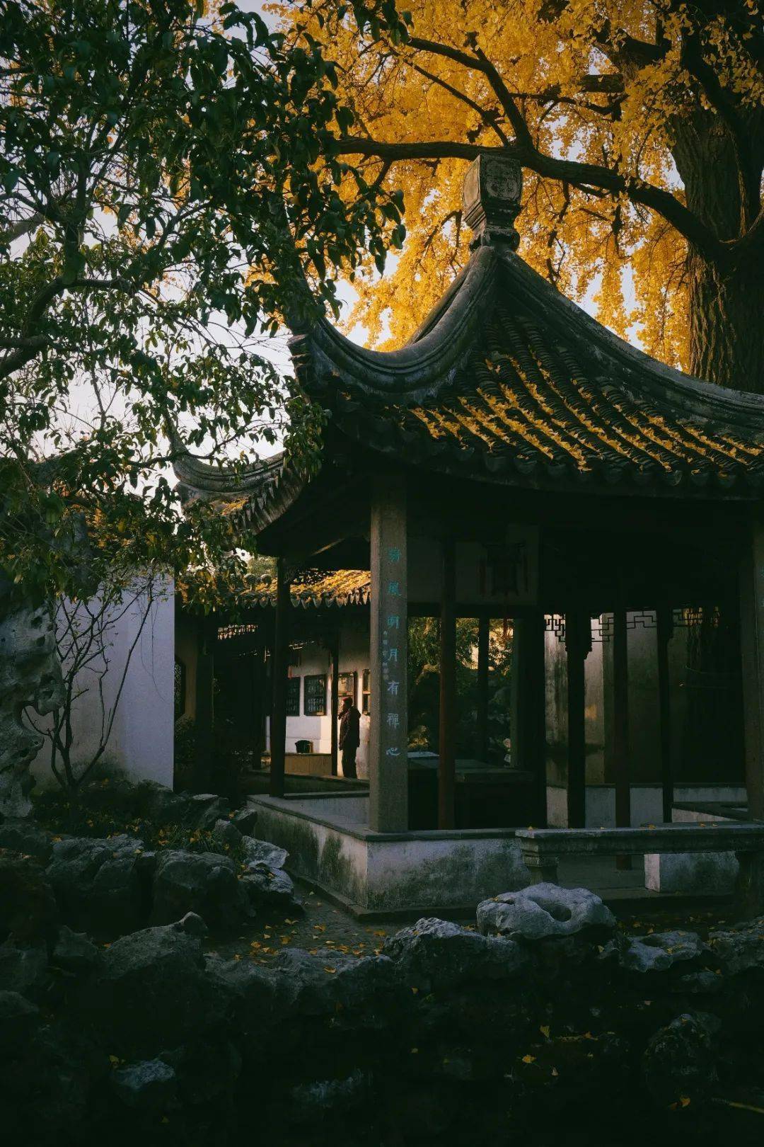为主,行至西部,则以山水为主,东西部以一复廊隔开,面壁亭中还有悬镜