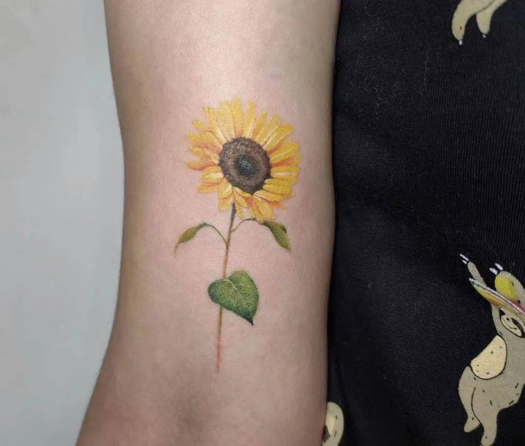 向着阳光生长的向日葵纹身