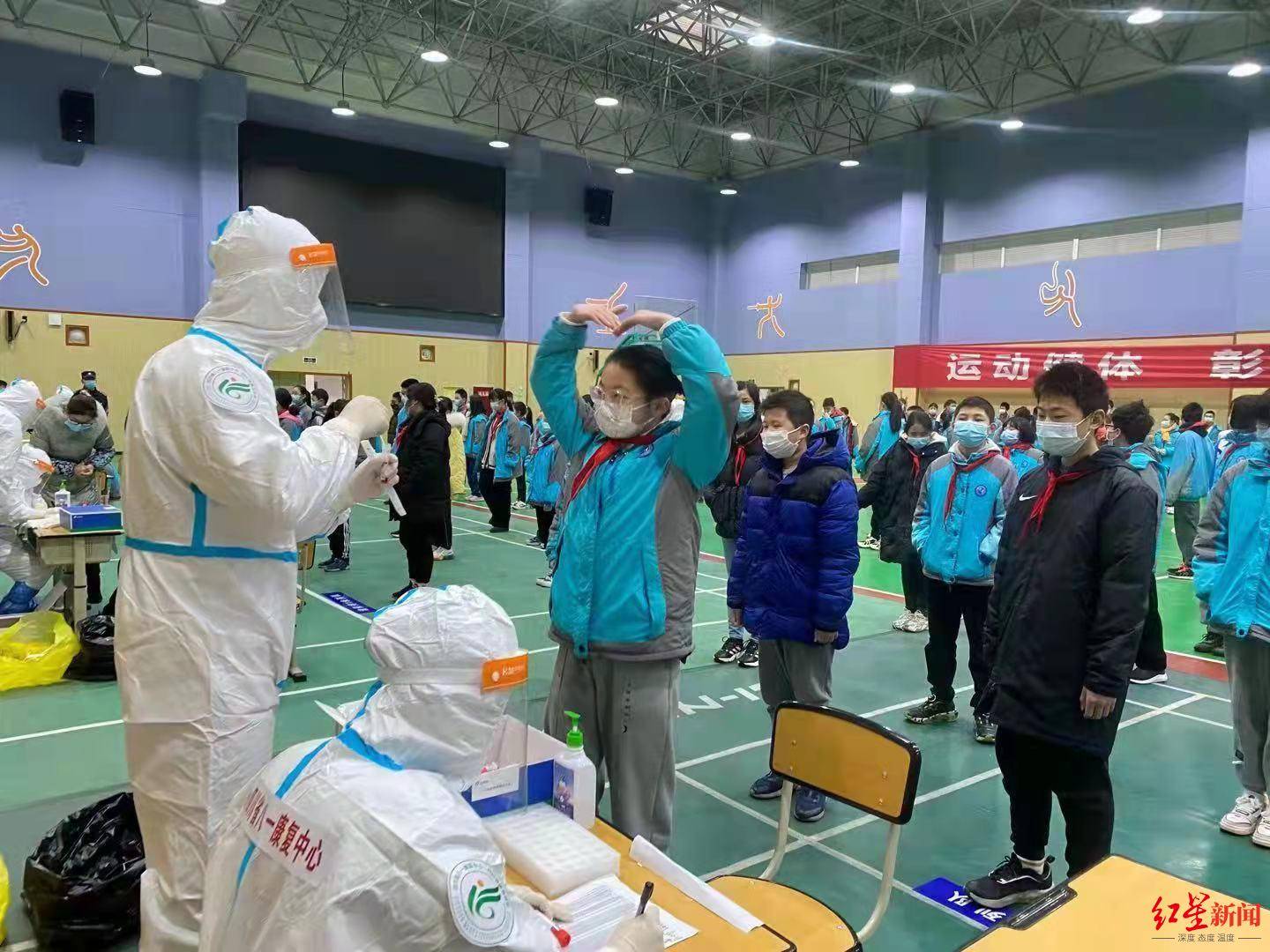 检测|医务人员为学校师生做核酸检测采样 同学们花式致谢
