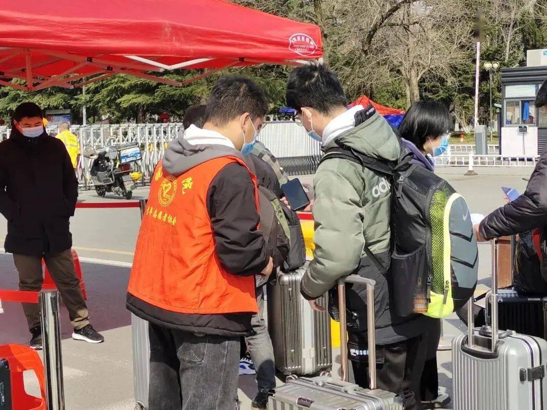 带上皖西学院发的新口罩开始新的校园之旅吧黄山学院黄山学院开学后的