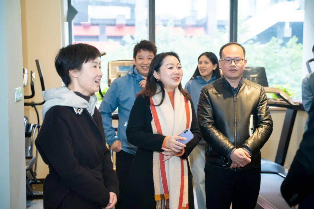 重庆市渝中区副区长高琳一行莅临友杰体育考察调研
