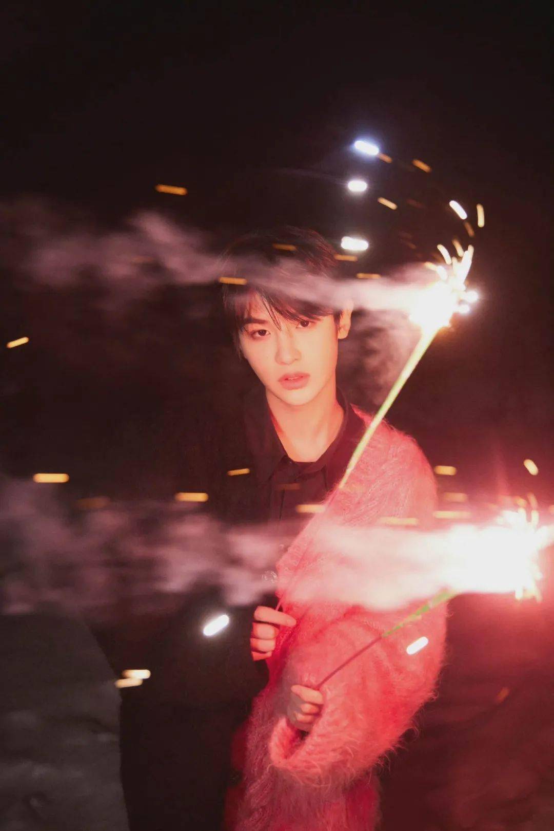 氛围感写真神器|划破夜空的一抹璀璨_烟花_仙女_肖战