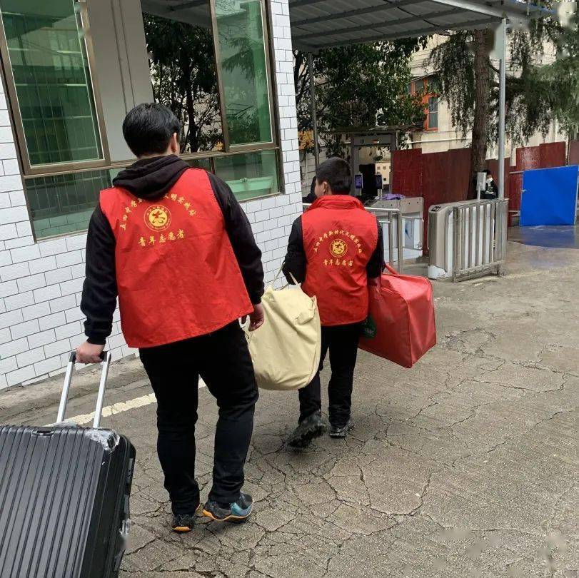 7676为营造安全有序的校园环境,严格遵守疫情防控工作,五四中学