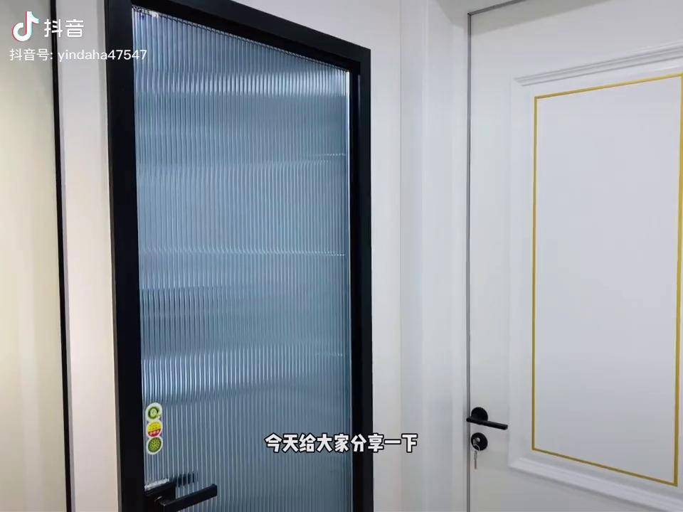 两个卫生间都是它长虹玻璃门双层普玻黑色边框45公分共花费700米你们