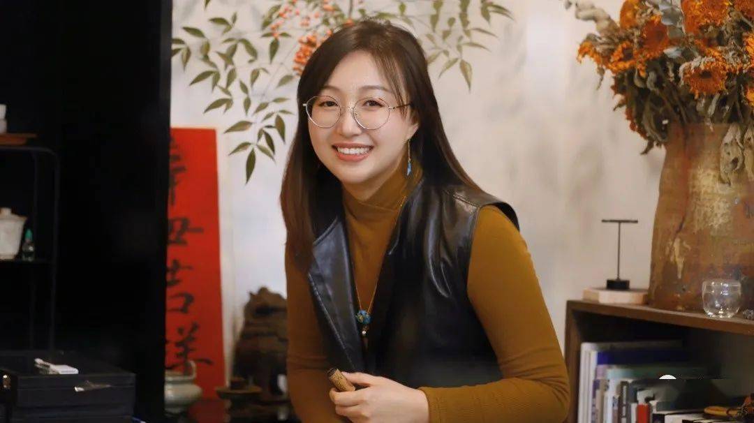 李妍,现为中国美术学院国画与书法传承传播平台创作研究员.