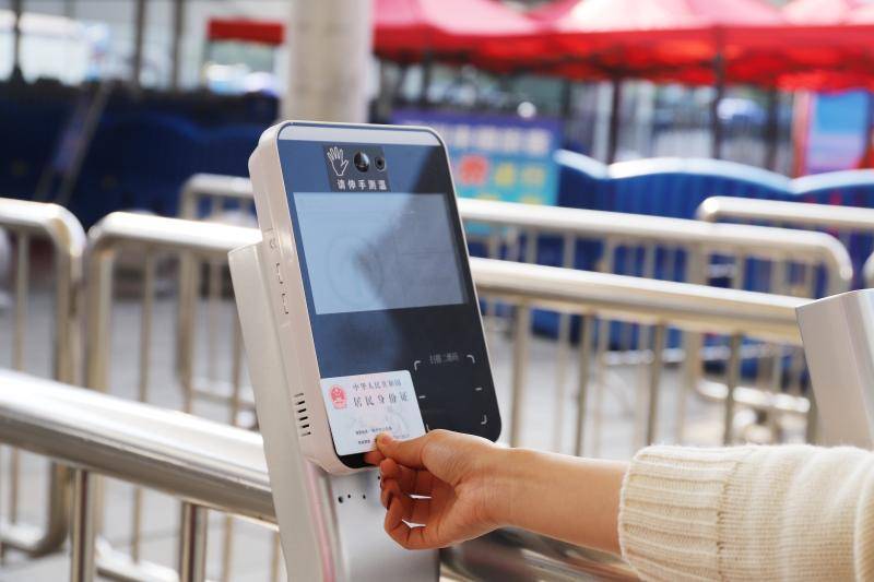智能终端车站上线 日均核验1.7万人_查验_防疫_旅客