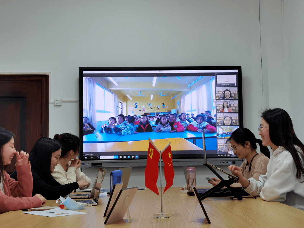 年"西部计划"志愿者,曾在白果树小学扶贫支教一年的陆泽宇同学对本