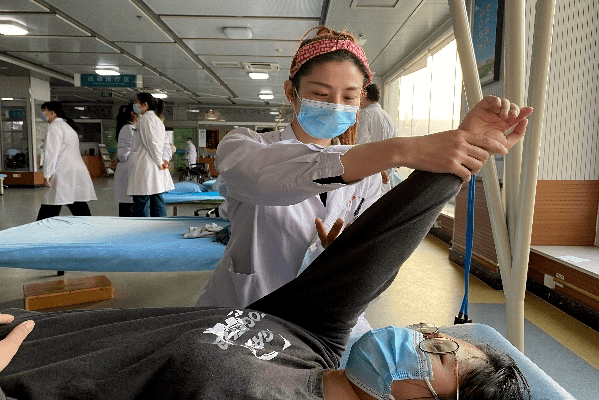 2,肩关节活动度训练,要首先充分活动肩胛胸廓关节,一手固定肱骨近端