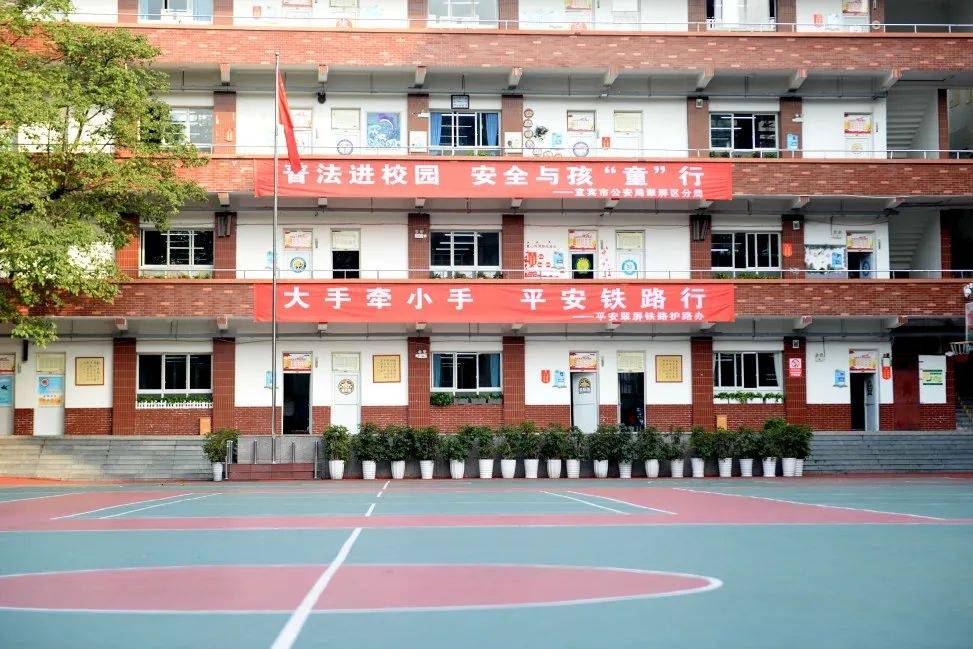 安全知识一起学开展法制教育宣传走进人民路小学宜宾火车站派出所成都