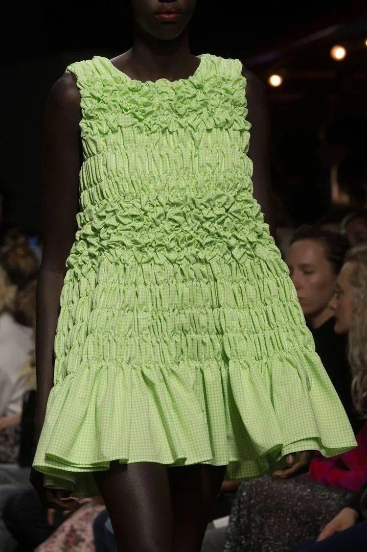 细化打揽工艺处理效果,给款式注入更多设计灵感,呈现款式造型新形态.