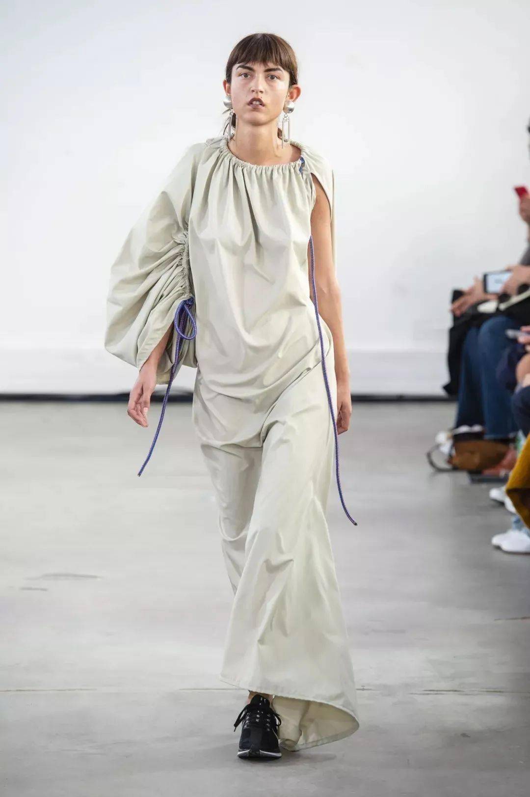 衣服越皱越好看时髦又遮肉的褶皱元素