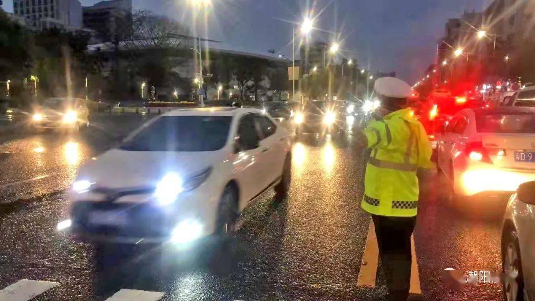 交警部門提醒,下雨天道路溼滑,群眾開車出行要保證良好視線,速度要慢