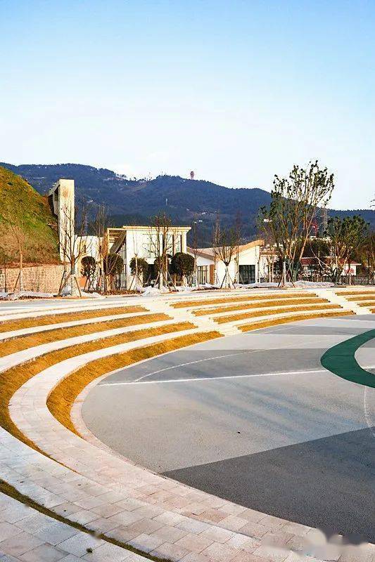 达州城市运动公园二期项目位于达州市西城区火车东站铁路线两侧,西起