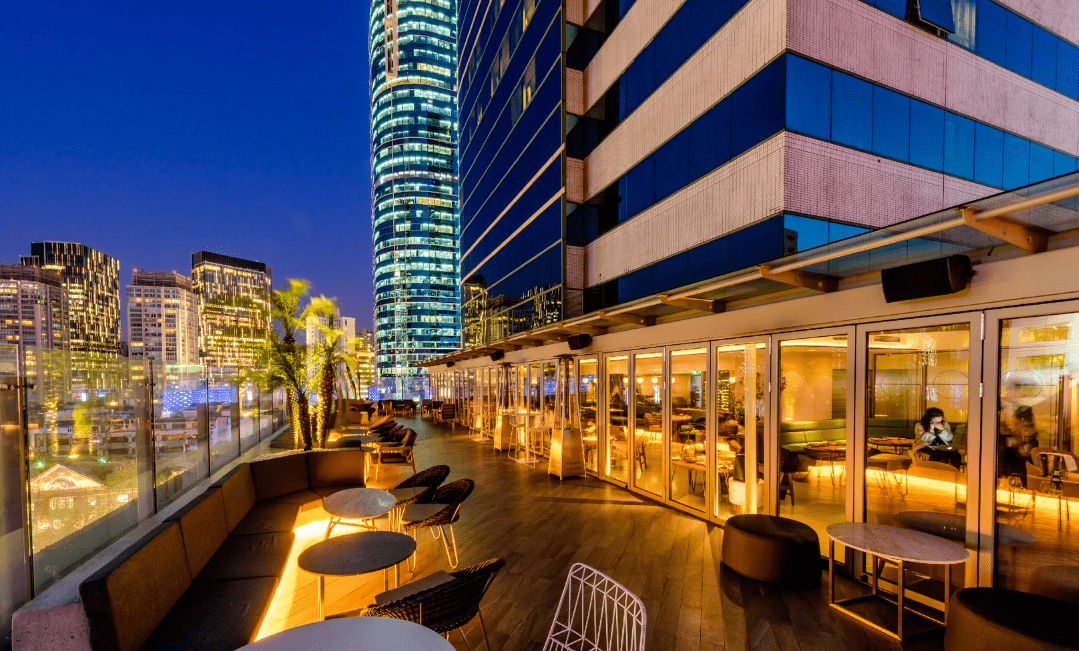 highline也是魔都露台酒吧榜单中的常客,350㎡宽敞露台,自带夏日风情的西