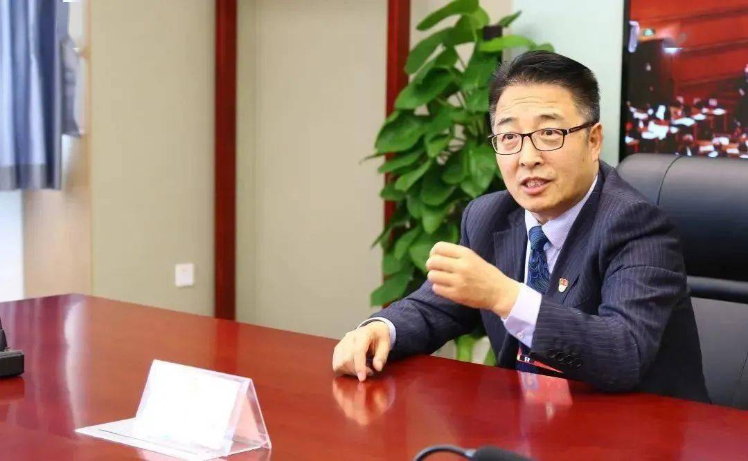 大兴一中书记,校长王宁,通过座谈会的方式与北京青少年"模拟政协"积极