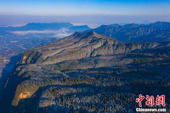 CNSphoto|四川叙永：春雪染丹山