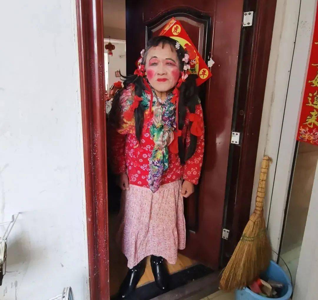 66岁大喜哥现状:拍婚纱照,被打……请允许我荒唐