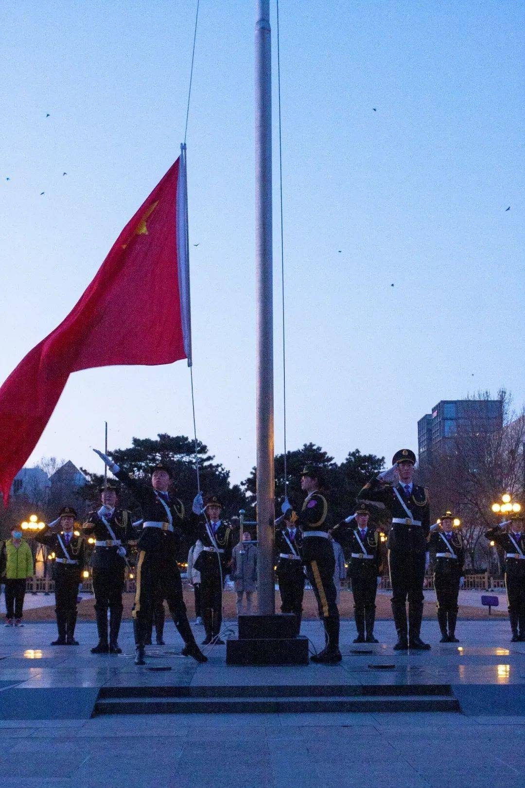 清華大學20212022學年春季學期開學日升旗儀式順利舉行