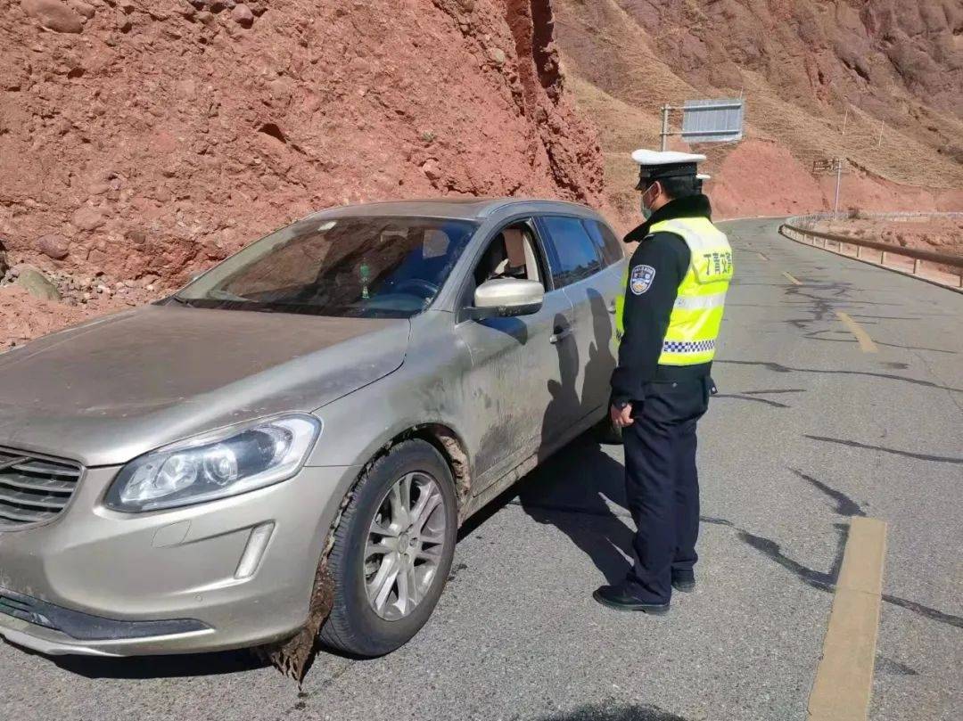 丁青县公安局交警大队深入辖区开展路检路查工作