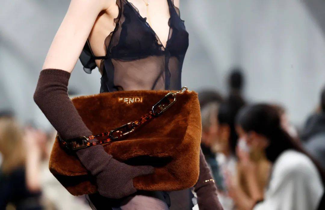 品牌 孔雪儿、宋祖儿昨晚一起看的FENDI“冰与火之歌”，好仙！