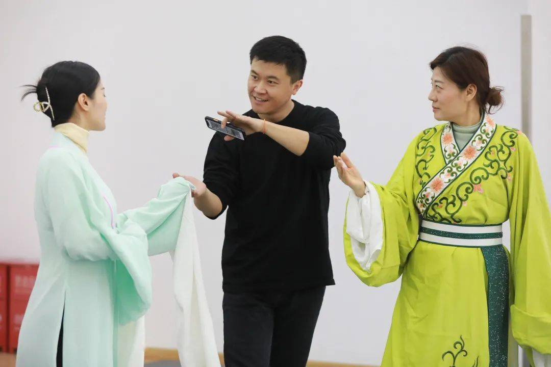 盛世越章丨上海越剧院毕派小生丁小蛙"越海蛙鸣"专场演出紧张排练,先