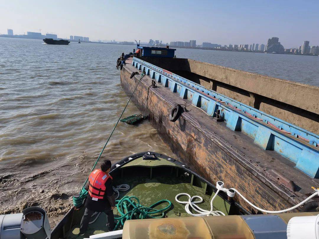 历经20多小时太湖两艘偏航搁浅船舶被救脱险