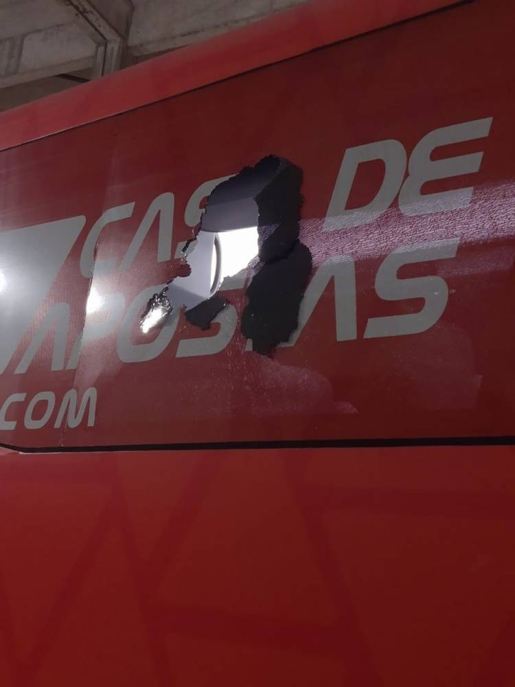大巴|一巴西球队大巴遭爆炸武袭击，门将面部被弹片击中已被送往医院