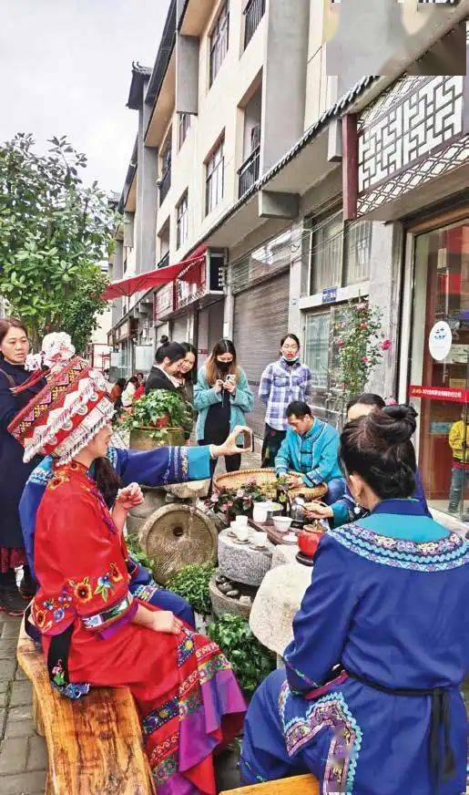 沈强开了抖音号,请来"土家小木""茜茜"等直播"大咖" 帮忙.