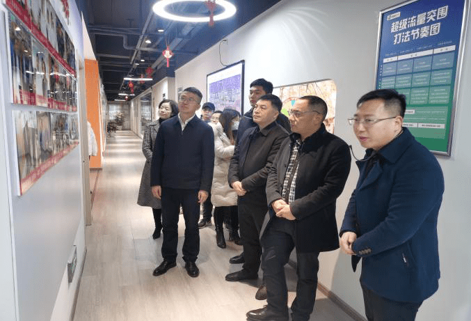 考评组一行实地查看了桃花一村桃欣嘉苑,泰宝大厦风向标科技,桃花镇绿