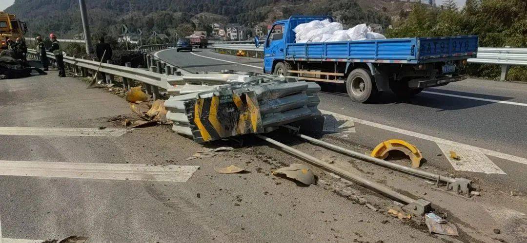 善城61临安丨临安90后辅警关键时刻出手高速上救助车祸男子