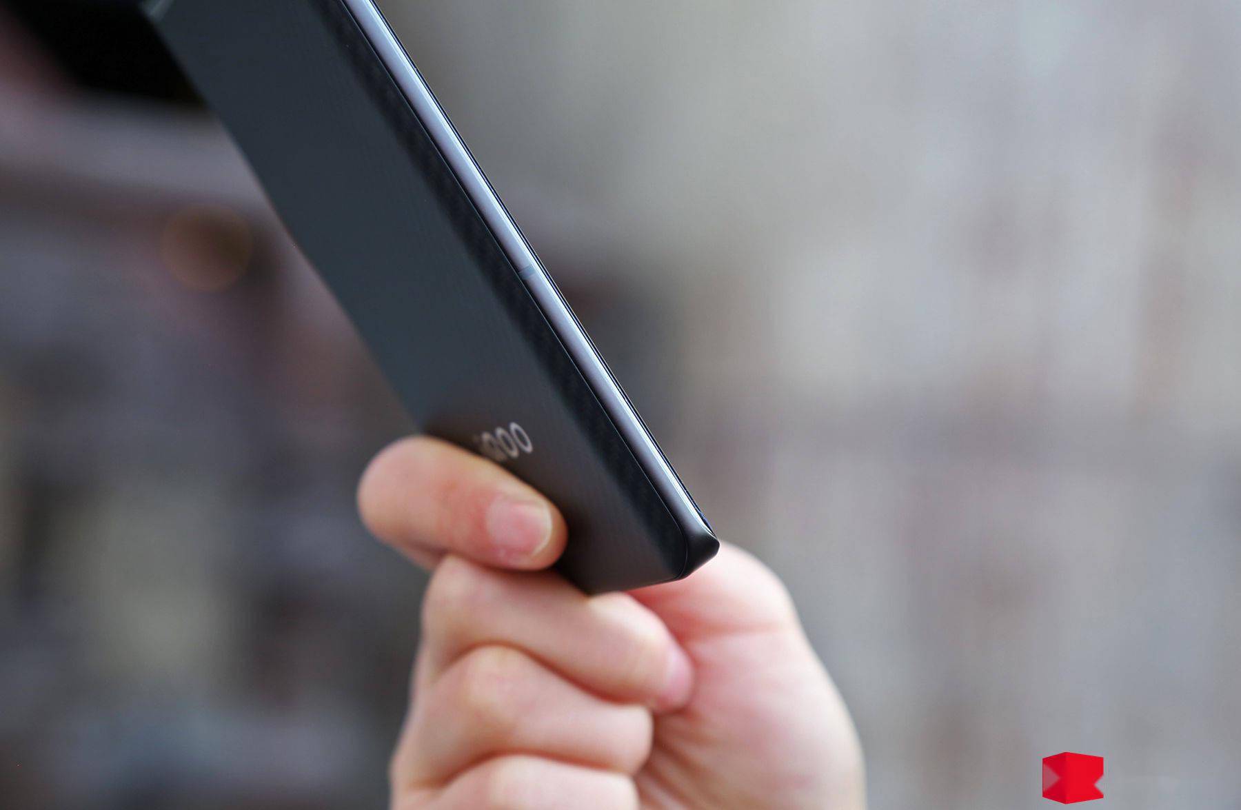 iQOO 9 Pro 赛道版图赏：全新芳纶纤维材质 3D 后盖，好看还舒服