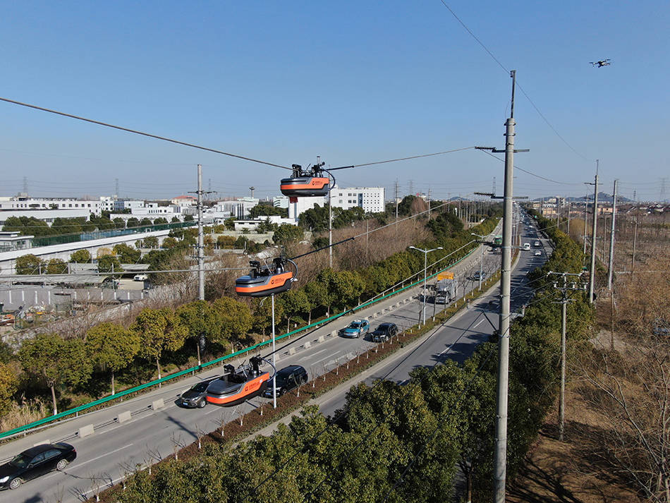 不用停电，上海首次利用机器人开展35千伏线路带电绝缘喷涂