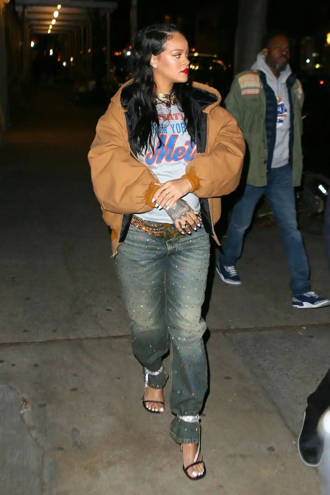 图片 欧洲“平民王妃”世纪同框，刘雯和宋妍霏都回归，张子枫绯闻事件后首现身！【海报街拍】