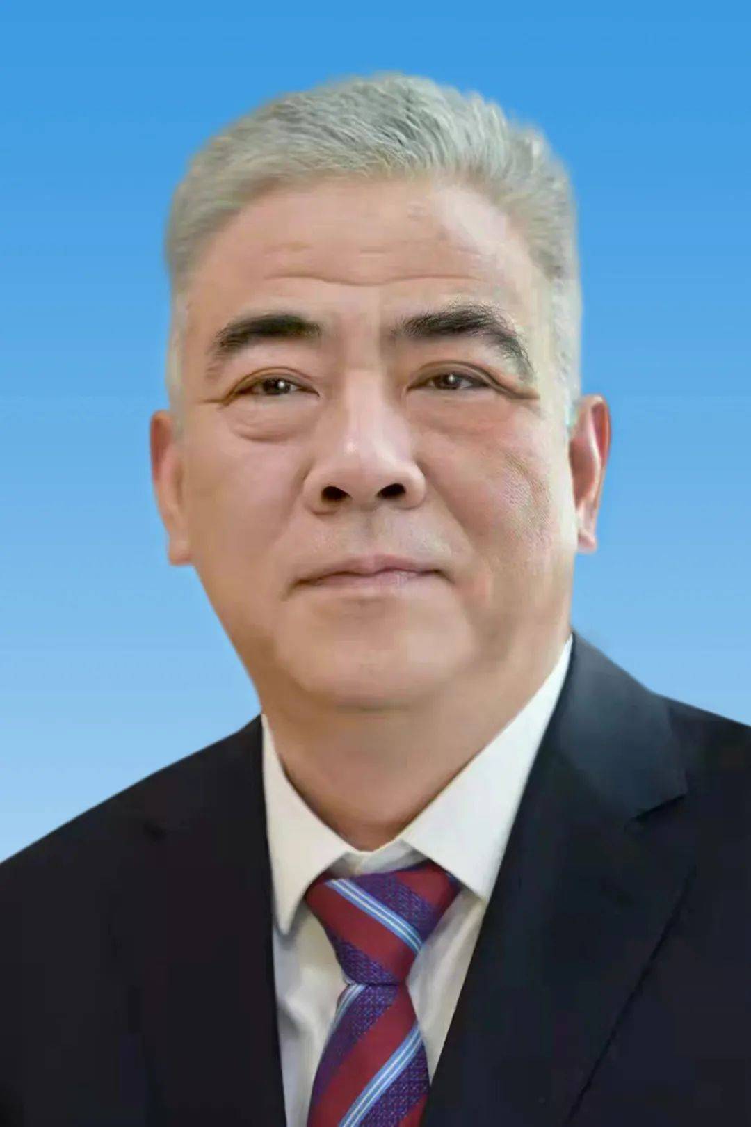 中共党员,现任阳泉市委常委,市政府党组副书记,常务副市长