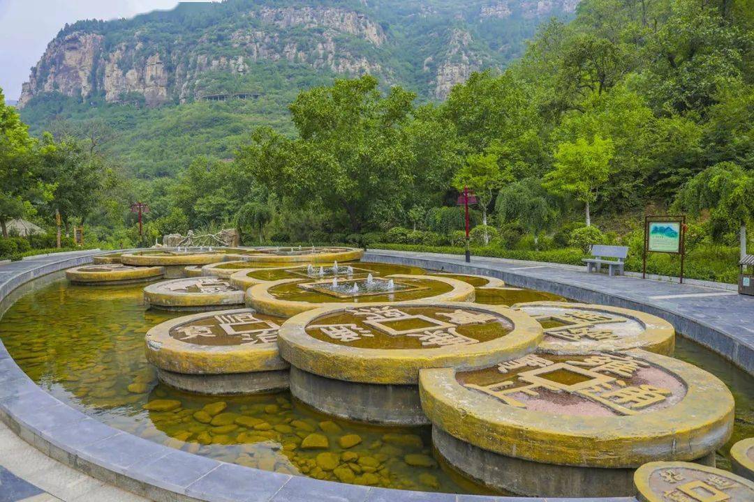 寿星面前虔心礼拜,盼佑家人健康寿长;元宝山下钱币水景,将铜钱古币