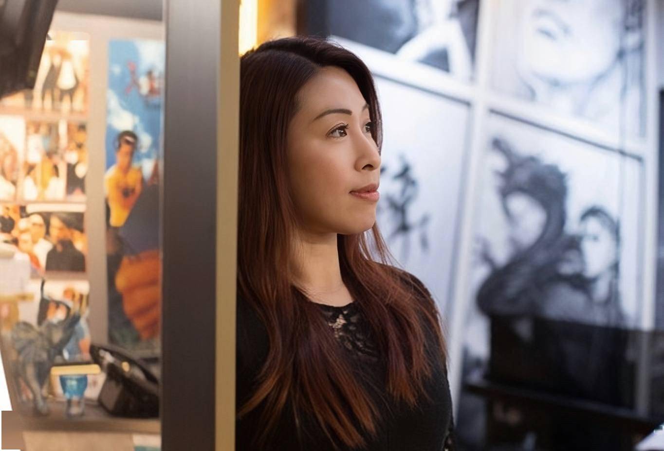 原创香港知名女星罕见现身父亲突然离世转型成地产经纪至今还单身