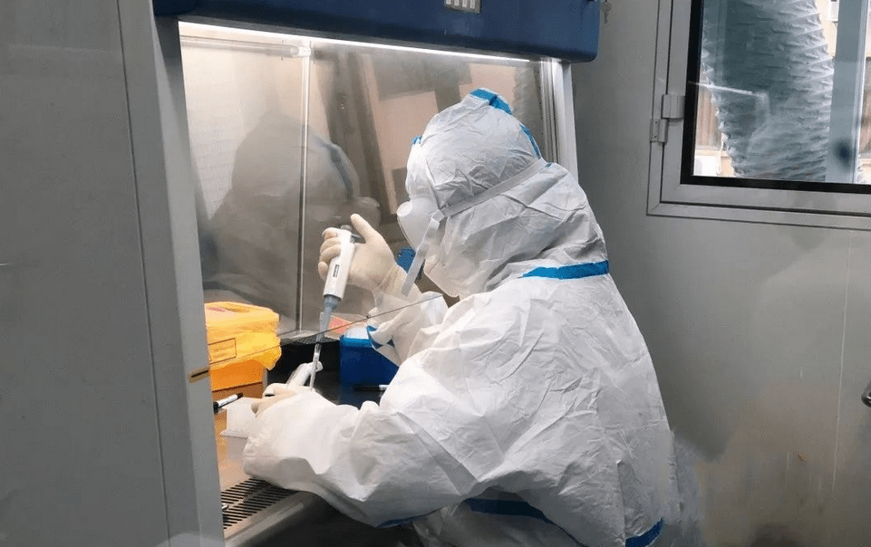 新兴县人民医院检验科医生冲在核酸检测第一线