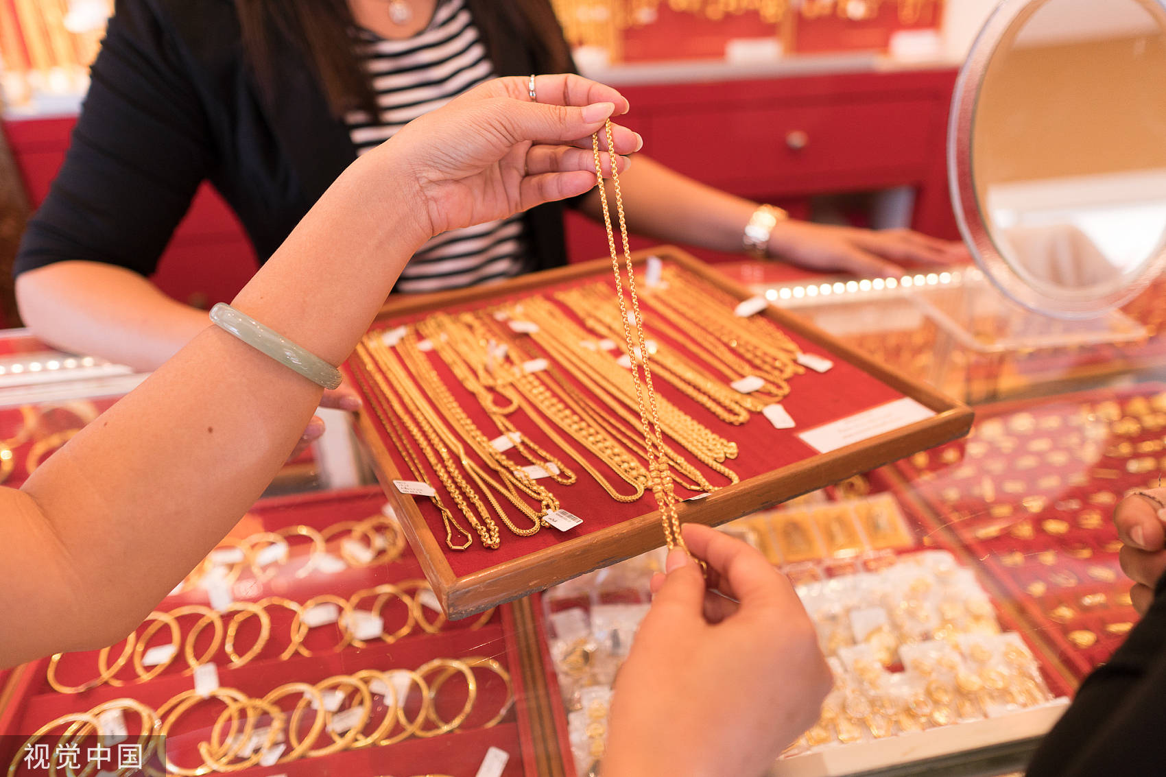 年轻人疯狂买金,周大福市值一年涨超600亿元_黄金_品牌_首饰