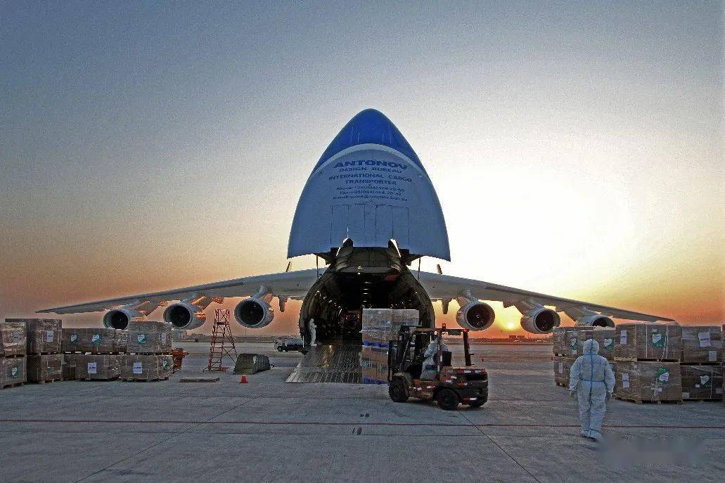 全球最大,且仅此一架巨型运输机安225再访中国 )本文综合自:央视新闻
