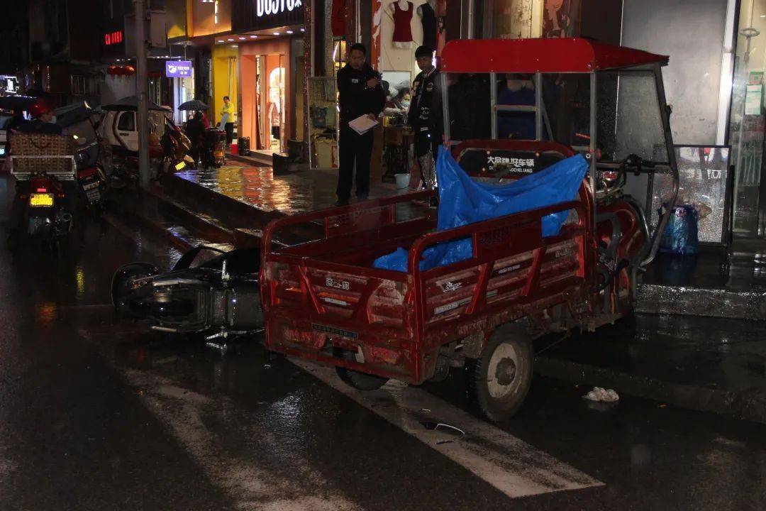 都安两辆摩托车相撞另一人被小货车连人带车卷入货车底部被推行数米