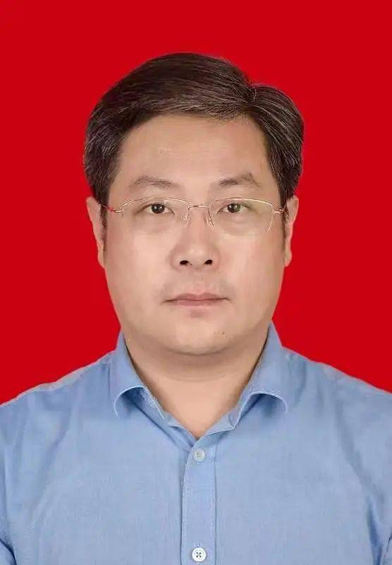 这里的千名领导干部登上讲台