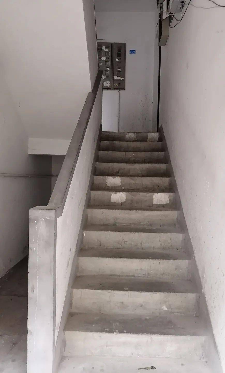 四团镇老旧小区加装扶手,微改造暖!_平安_自治_爬楼梯