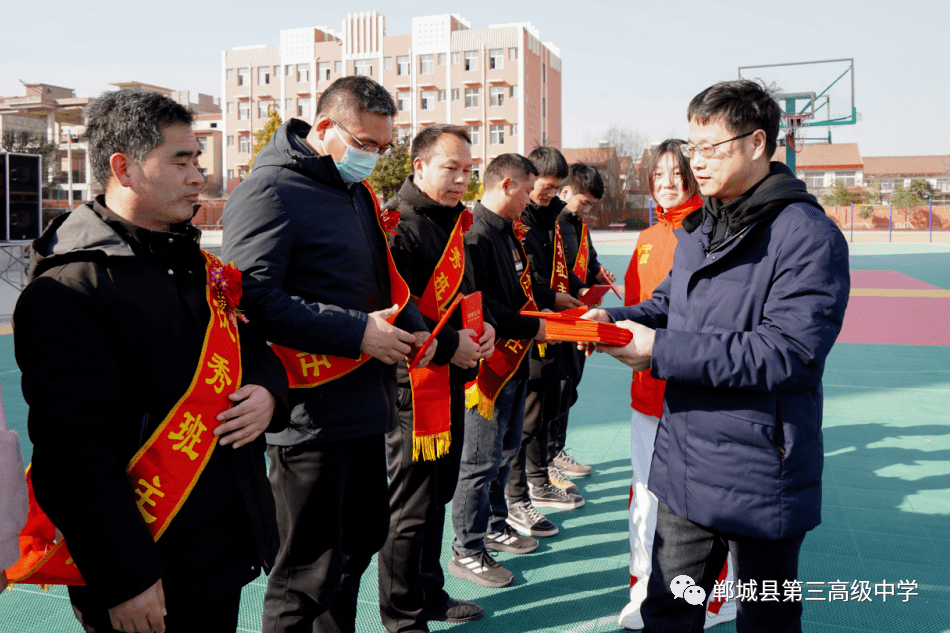 教师代表黄增志发言,他说,老师很在乎学生的成绩是因为只有学生进步了