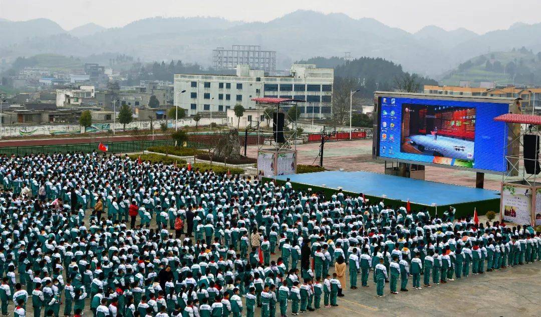 金沙县第二小学师生共同观看"开学第一课"视频金沙县民兴学校学生在